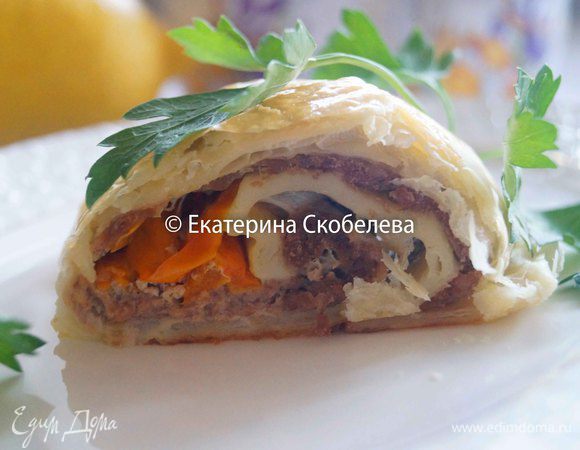 Подаем к столу в теплом виде, нарезать на кусочки. Можно подать с салатом. Приятного аппетита!