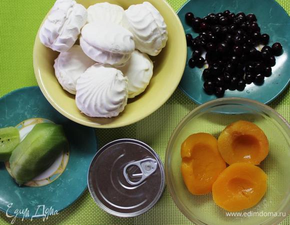 Смородину предварительно размораживаем, персики сцеживаем, киви очищаем.