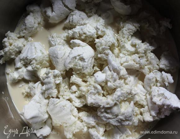 Зефир разламываем на кусочки и растапливаем в концентрированном молоке на огне или в микроволновке.