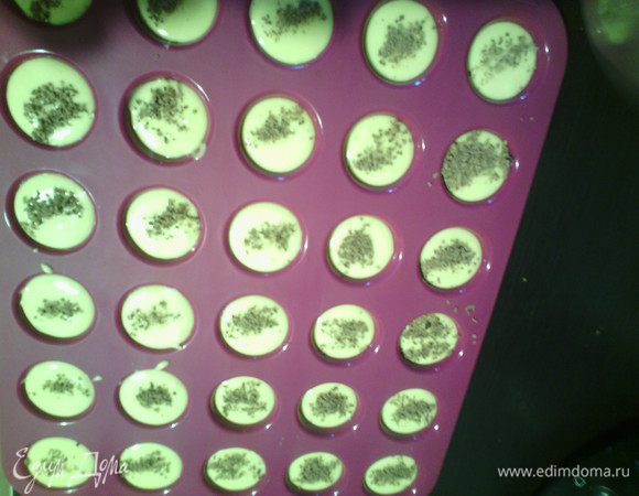 Выложить в силиконовую форму, посыпать тертым шоколадом, выпекать 10-15 минут на 180°С.