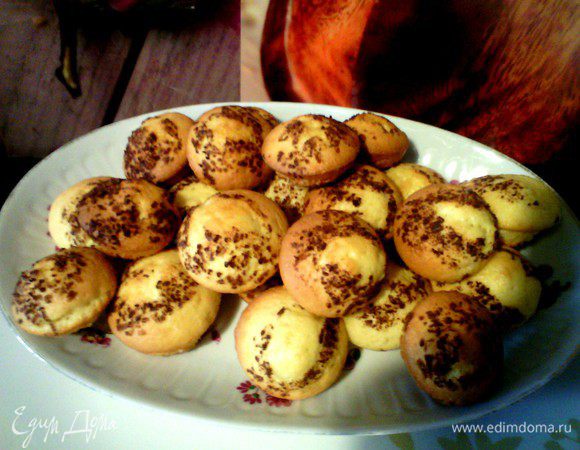 На сколько порций сказать точно не могу, зависит от ваших формочки, у меня получилось 2,5 противни, 75 штук формы макарун. 