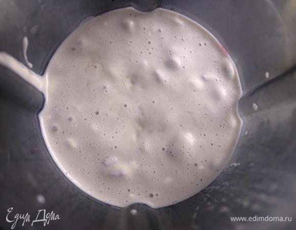 Выливаем смесь к ягодам и взбиваем до полной однородности.