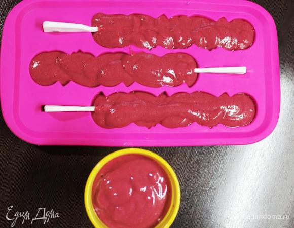 Теперь осталось только остудить смесь и вылить в формы. При охлаждении она густеет, поэтому если заготовка не хочет выкладываться в формы, то еще раз взобьем ее.
Я приобрела себе силиконовую форму для мороженого (не могу ей нарадоваться). А можно просто выложить мороженое в обыкновенные одноразовые стаканчики. Либо в одну глубокую форму, из которой потом сформируете шарики лакомства. Из этого количества продуктов получается 3 стаканчика или как у меня на фото 1 стаканчик и 3 шт. на палочке.