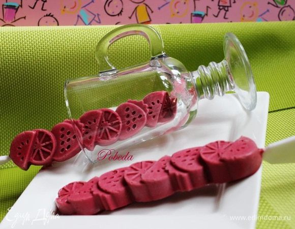 Ставим в морозилку до полного замерзания (я оставляю на ночь, поэтому время приготовления указала 8 ч.). После достаем и наслаждаемся!!!
На палочке и в стаканчиках лакомство сразу готово к употреблению. А большой форме нужно дать постоять минут 5-10 при комнатной температуре перед формовкой шариков.