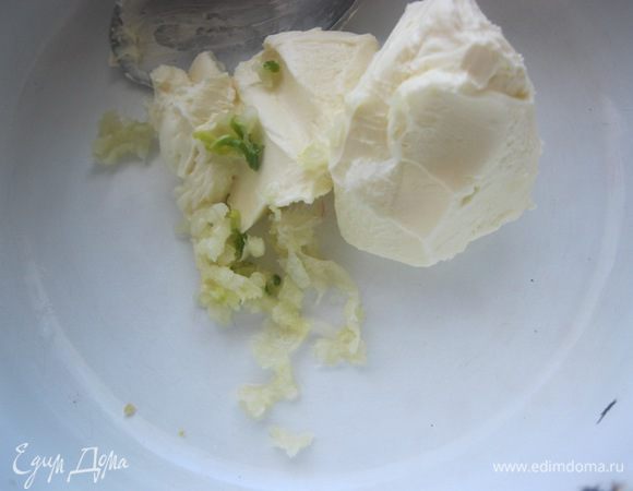 Чесночное масло:
Мягкое сливочное масло положить в ковшик, сюда же добавить чеснок (продавленный через пресс).
Растопить на маленьком огне.