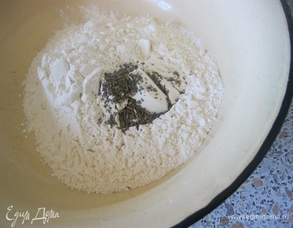 Муку смешать с сушеным базиликом.