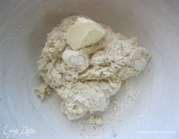 Теперь добавить размягченное масло, и вымесить тесто , пока оно не станет гладким и эластичным.
* Если муки не достаточно, то добавлять по паре ст.л,
* я добавила 2 ст.л. муки.