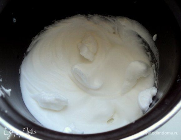 Белки взбить со щепоткой соли.