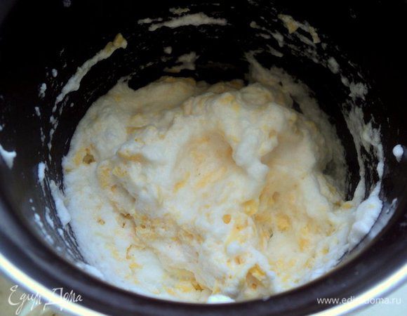 Осторожно смешать белки с сыром.