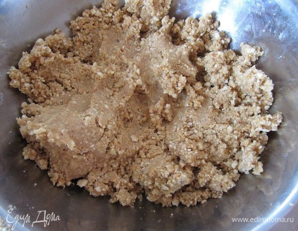 Добавить размягченное сливочное масло, 1 ст. л. вареного сгущенного молока и тщательно перемешать руками до образования однородной липкой массы.