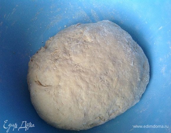 Просеянную муку мешать с содой и солью (1 ст. л.), сделать углубление, влить туда сыворотку и заместить тесто. Оставить настояться 20 мин. Тем временем приготовим начинку.