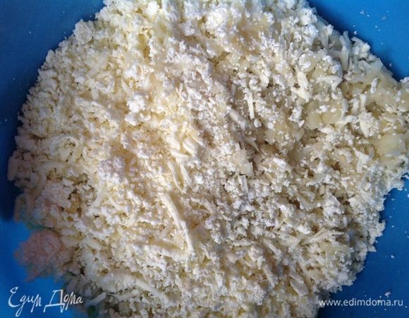 Очищенный картофель натереть на крупной терке, добавить к нему творог, рубленную зелень, сметану, растительное масло, соль (1 ст. л.) и все хорошенько перемешать.