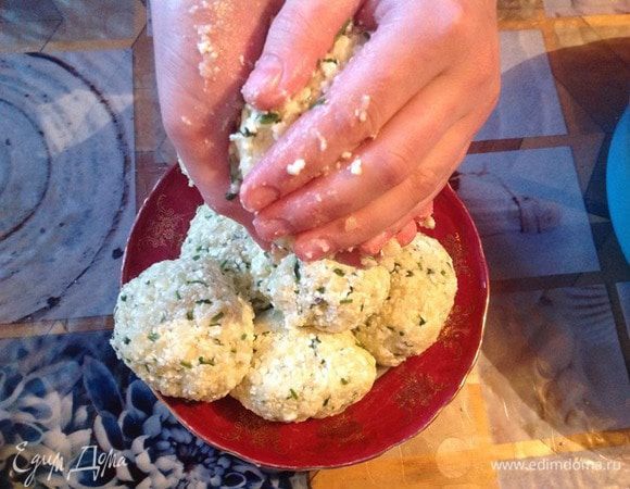 Формируем из начинки шарики.