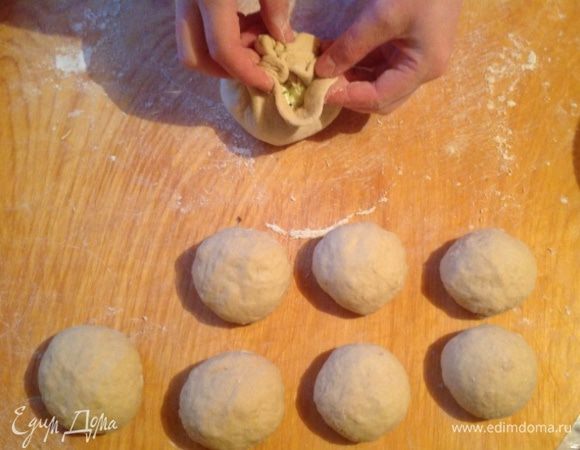 Раскатываем шарики скалкой, диаметром 10 см. Кладем по центру шарик из начинки и заворачиваем сверху.