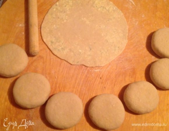 Раскатываем скалкой уже готовый шарик с начинкой, толщиной 2-3 мм.