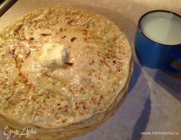 Кладем на хорошо разогретую сковороду. С каждой стороны жарим 1-2 минуты, на сильном огне (должно образоваться легкая корочка). Вынимаем и смазываем сливочным маслом с обеих сторон.
Подаем с холодным молоком или сметаной. 