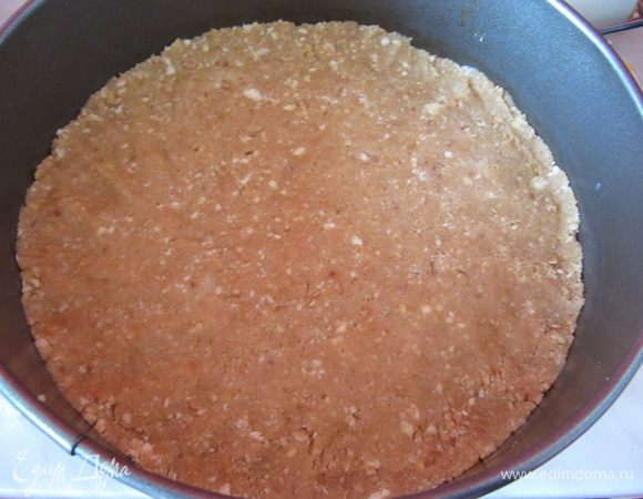 Выложить в застеленную пищевой пленкой форму, равномерно распределить по дну формы и плотно прижать. Поместить в холодильник на 30-40 минут.