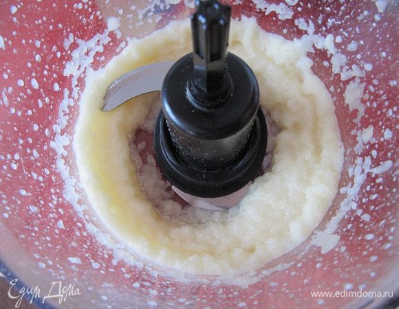 С ананасов слить сироп и измельчить их в блендере до образования однородного пюре.