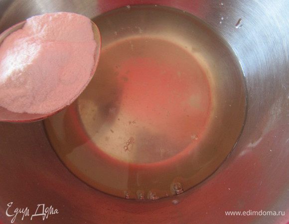 В сироп добавить агар-агар и оставить на 15 минут, после чего поставит на огонь нагреть и кипятить 5-10 минут при непрерывном помешивании до полного растворения.
