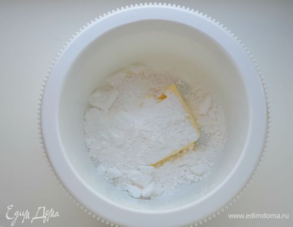 Размягченное масло взбить с сахарной пудрой до однородной консистенции.