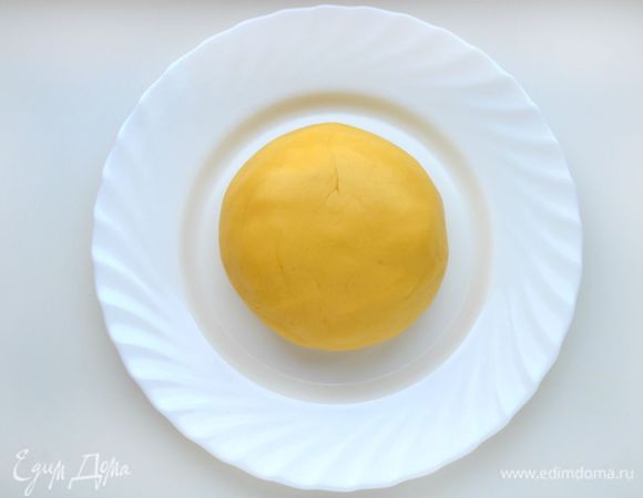 Добавить муку и цедру лимона. Замесить тесто. По консистенции оно будет мягким и эластичным, не будет липнуть к рукам.