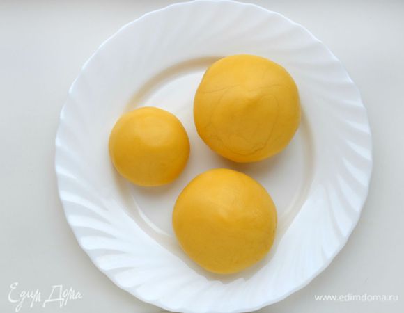 Тесто разделить на 3 части: 1-я самая большая, 2-я немного меньше, 3-я гораздо меньше предыдущей.