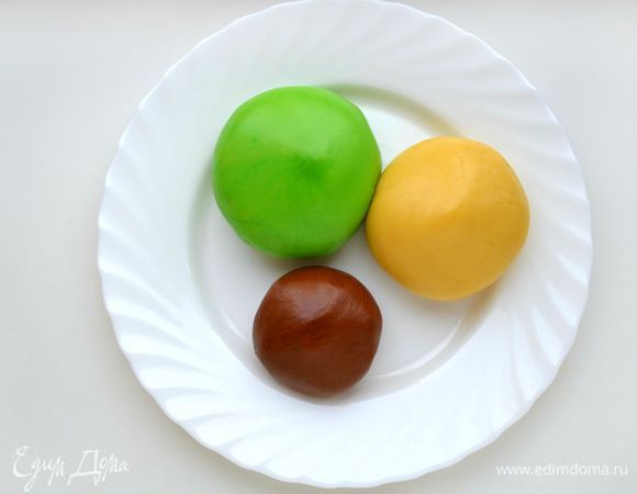В самый большой шар теста добавить зеленый краситель, размять руками до однородного цвета. Если имеется зеленый чай матча - можно добавить его. Во второй шар ничего не добавлять. В 3-й какао-порошок. Хорошо размять руками. Убрать в морозильную камеру на 5 минут.