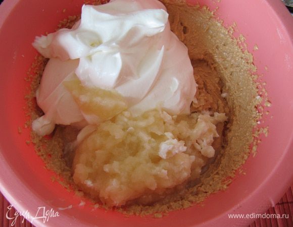 Творог протереть через сито и взбить с оставшимся вареным сгущенным молоком. Сливки взбить с сахаром, добавить творожную массу, ананасовое пюре и влить агар-агар (агар-агар должен быть горячим). Тщательно взбить миксером до образования однородного крема.