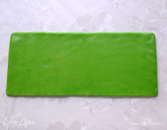 Раскатать зеленое тесто в прямоугольник примерно 25 см на 7 см.