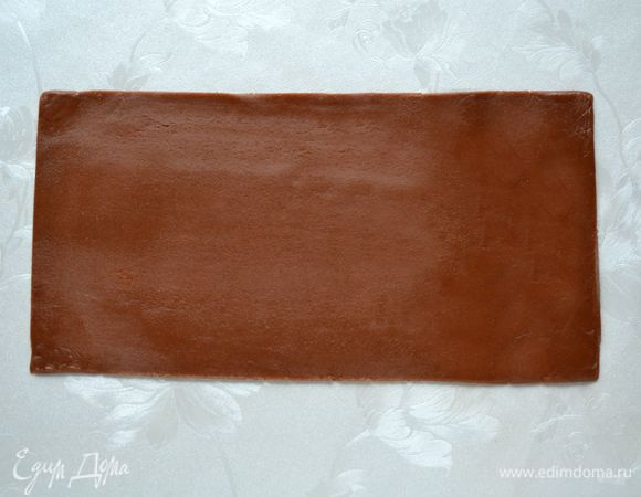 Коричневое тесто раскатать в прямоугольник 25 см на 12 см.