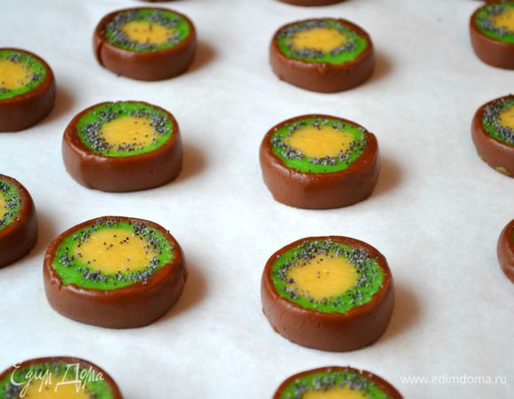 Сделать "зернышки". В пищевой пакет насыпать мак, проделать небольшую дырочку и аккуратно высыпать на зеленую часть теста по кругу.