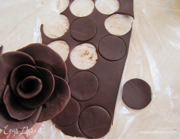 При помощи формочки вырезать кружочки. Руками придаем форму и толщину лепестков розы.Собираем розу, лепесток за лепестком, формируем розу. Так же делаем листья.