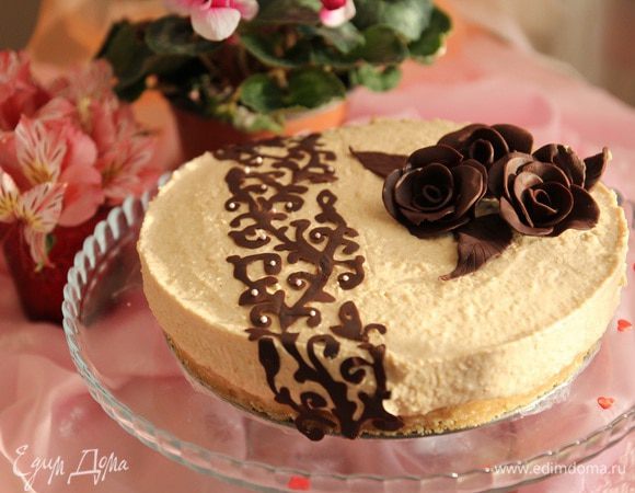 Торт аккуратно вынуть из формы, выложить на тарелку. На край торта кладем пергаментную бумагу с узором, оставить до полного затвердения шоколада, как полностью затвердеет, осторожно убрать пергаментную бумагу. Торт украсить шоколадными розочками и листьями.

Изумительный и очень вкусный торт готов! Приятного аппетита!