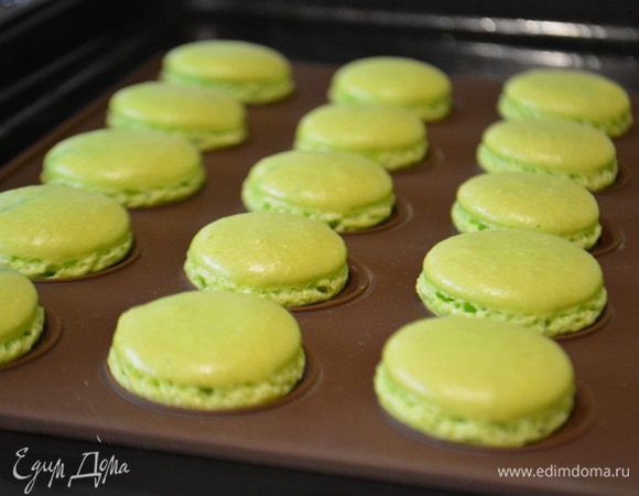 Снять коврик с готовыми макаронс с противня и оставить на рабочей поверхности до остывания (если оставить макаронс на горячем противне, то они будут продолжать подсушиваться). И только после этого готовый макаронс снять с коврика.