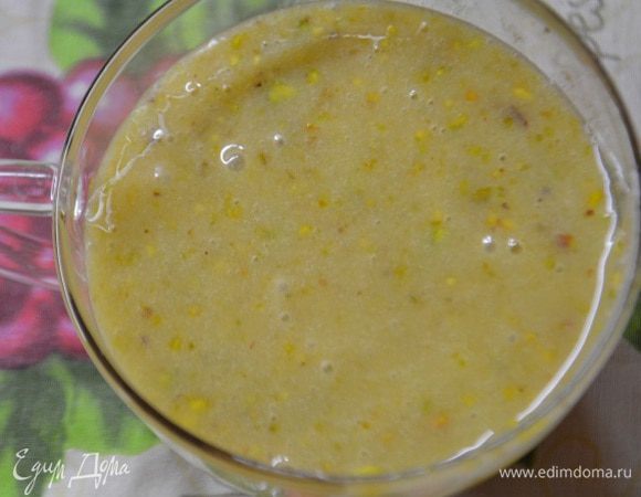 Готовим фисташковый ганаш: сливки налить в сотейник, выложить фисташковую пасту и перемешать. Нагреть смесь до кипения и снять с огня. Добавить поломанный шоколад и перемешать до растворения шоколада. Остудить и убрать в холодильник на 1 час до застывания. Если у Вас нет готовой пасты, то сделать ее совсем не сложно. Измельчите в блендере 50 г фисташек, добавьте 1,5 ч. л. любого сиропа и снова измельчите.
