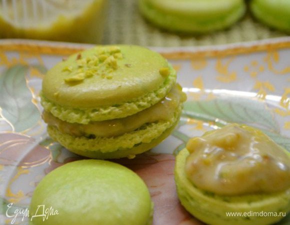 Отсаживаем крем на половинки макаронс и закрываем другой половинкой, слегка прижимаем. Сложить в сухую тару и убрать в холодильник на 1 сутки, только тогда вы почувствуете всю полноту вкуса этого знаменитого пирожного.