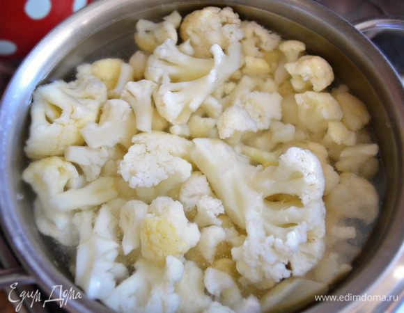 В кастрюле вскипятить и посолить воду. Соцветия цветной капусты проварить в течение 5 минут. Затем откинуть цветную капусту на дуршлаг. Измельчить блендером капусту до пюреобразного состояния, досолить по необходимости, поперчить.