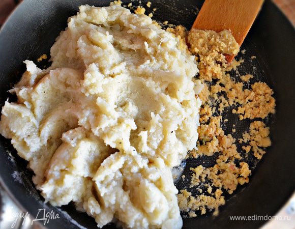 Выложить в сковороду пюре из капусты и перемешать.