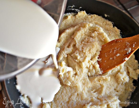 Влить сливки и варить до загустения массы около 5 минут.