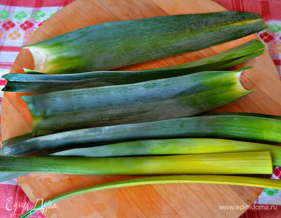 Срезать с лука-порея зелёную часть и также залить кипятком на 1-2 минуты и затем, слив горячую воду, залить ледяной водой.