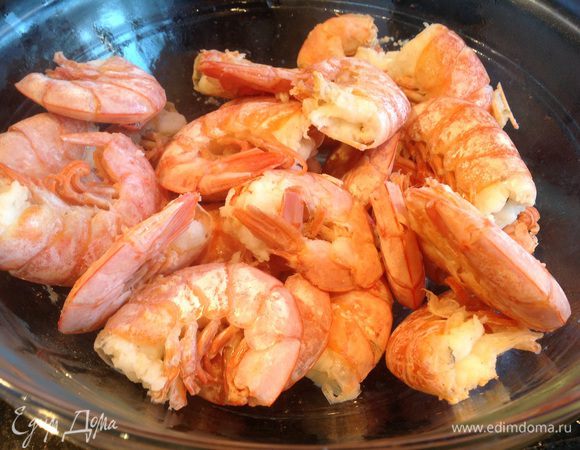 Креветки сварите в кипящей воде 2-4 минуты, промойте холодной водой и очистите.