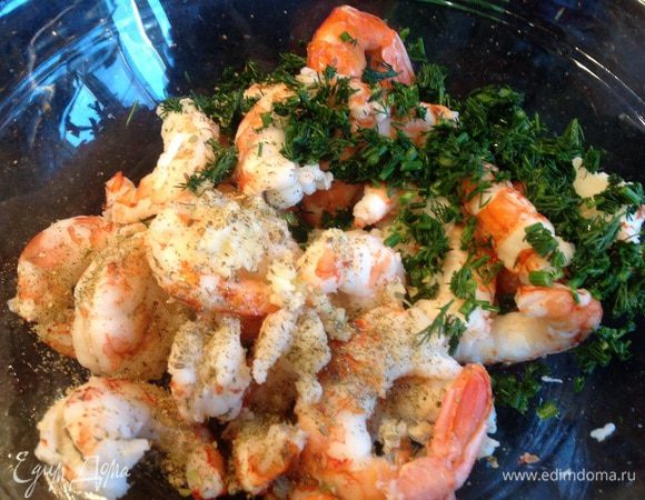 Добавьте к креветкам мелко рубленный укроп и чеснок, растительное масло и сок половины лимона, щедро посолите и перемешайте (по желанию, также можно добавить специи для морепродуктов), оставьте на 20 минут.
