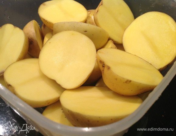Картофель хорошо помойте щеткой, разрежьте пополам.