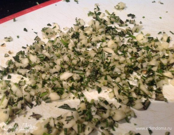 У розмарина удалите веточки, листики порубите с половиной чеснока, посыпьте им половину картофеля.