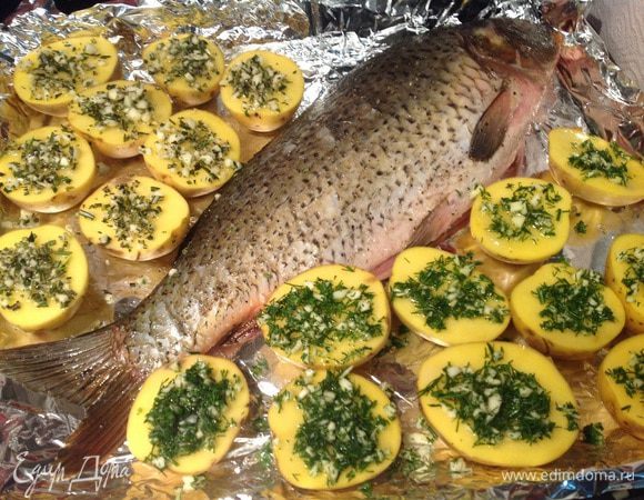 Оставшийся картофель посыпьте рубленным укропом с чесноком. Полейте картофель маслом, посолите и оставьте промариноваться на 20 минут.