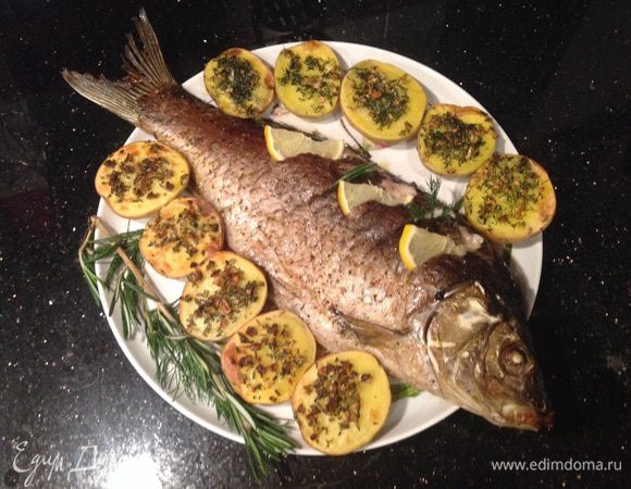 Запекайте карпа в духовке 30 минут. Перед подачей сделайте надрезы и положите дольки лимона. 

Приятного аппетита!