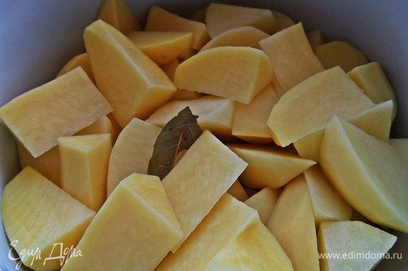 Картофель нарезать на дольки, отварить с лавровым листиком и солью минут 10.