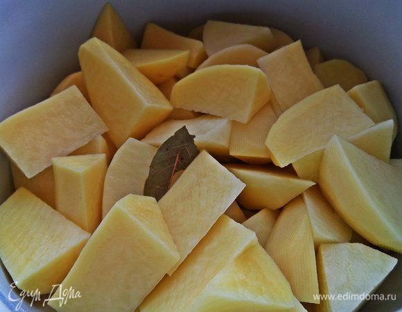 Картофель нарезать на дольки, отварить с лавровым листиком и солью минут 10.