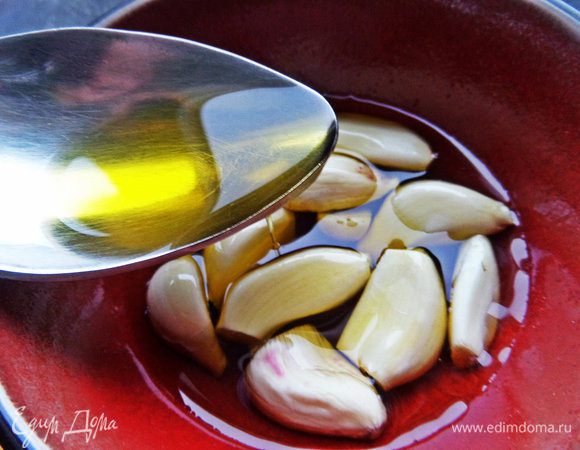 Чеснок (можно не чистить, говорит Джейми) заливаем оливковым маслом.