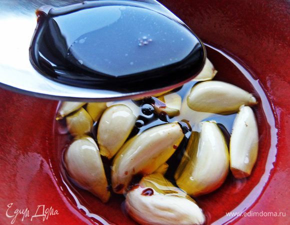 Заливаем бальзамическим уксусом.